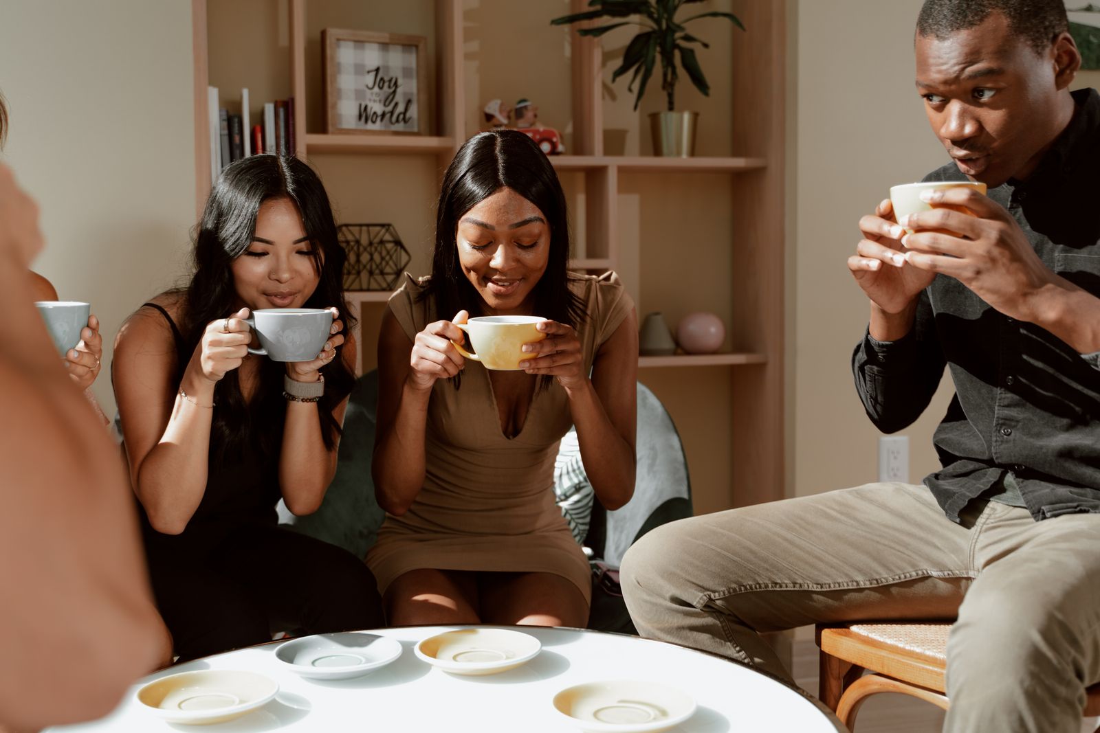 店内でコーヒーカップを手に、くつろいで過ごすお客さんたち