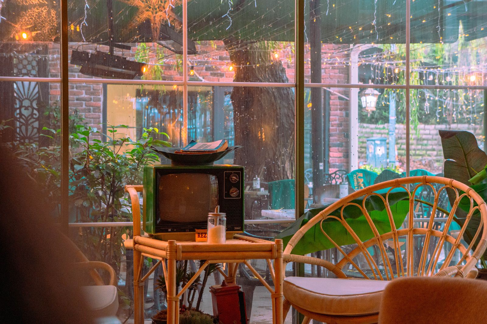 ゆったりとコーヒーを楽しめるカフェの店内